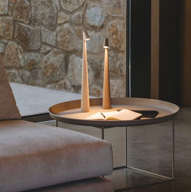 Always perfect light with this modern, wireless table lamp