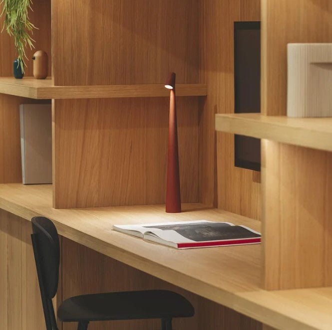 Always perfect light with this modern, wireless table lamp