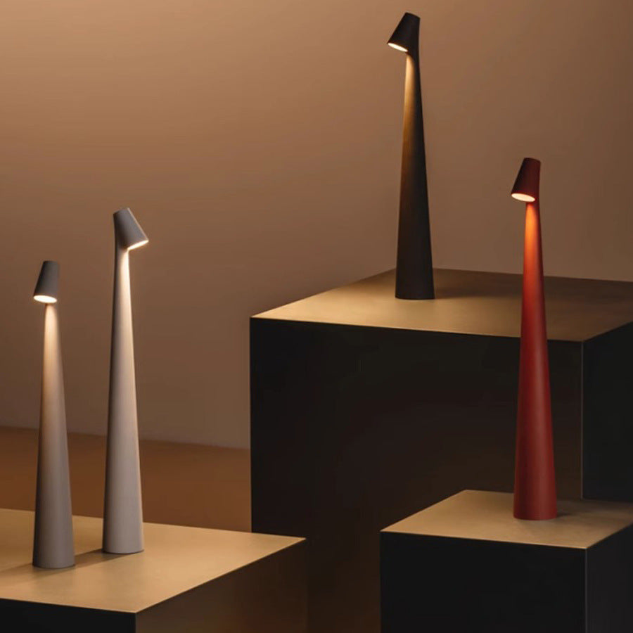Always perfect light with this modern, wireless table lamp