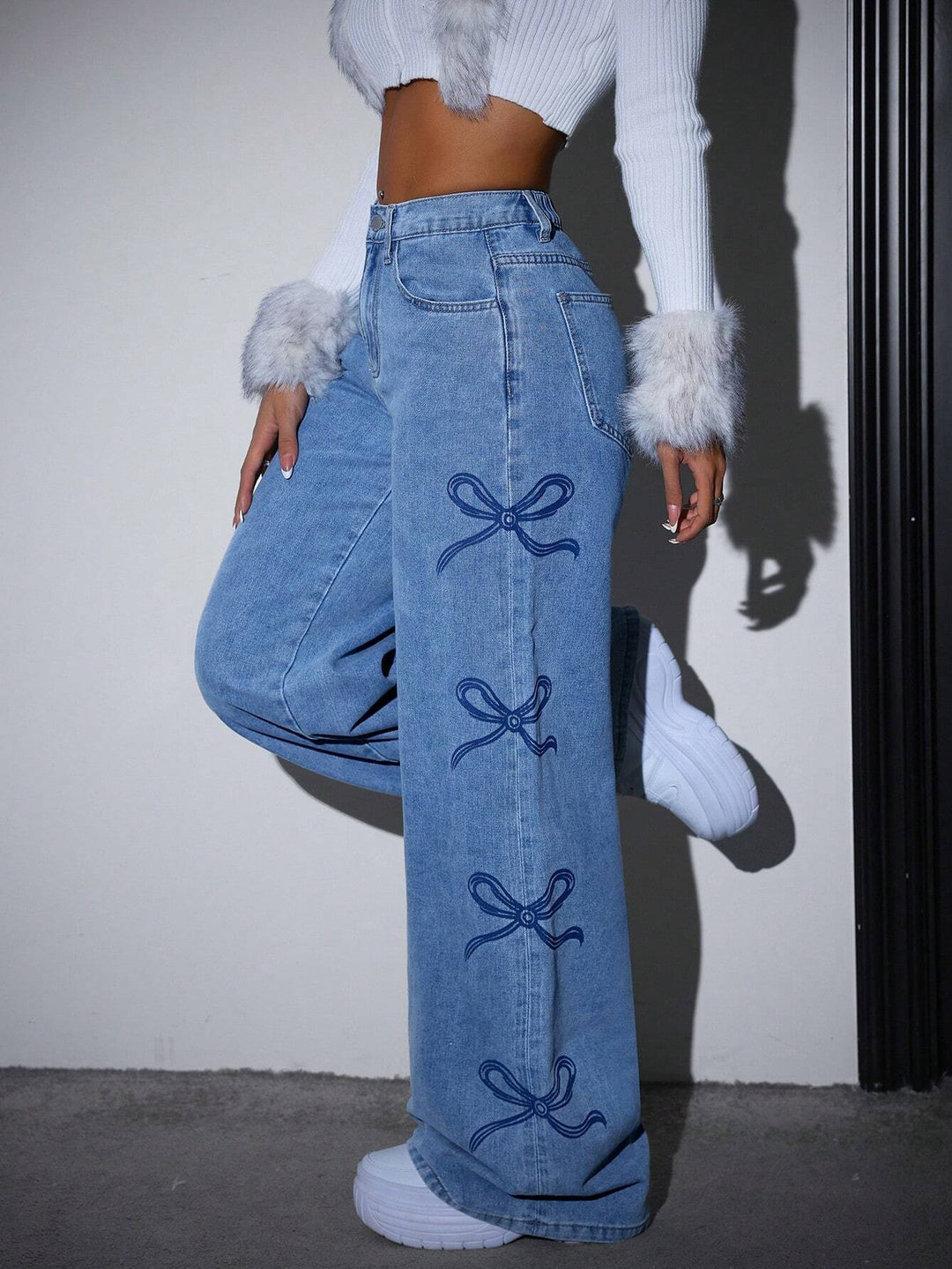 Loose-Fit Blue Denim Jeans with Distressed Detailing