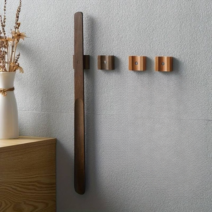 Magnetic Long Handle Shoe Horn in Wood (Support included)
