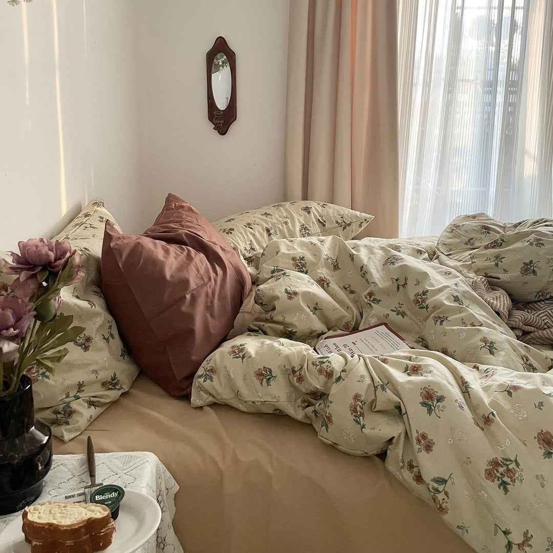 Old-Fashioned Floral Bedding Set